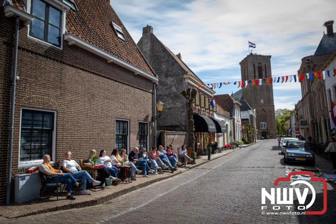 Volle terrassen, bruisende kleedjesmarkt en sportieve Wallenloop: Elburg leeft tijdens koningsdag! - &copy; NWVFoto.nl